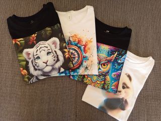 🎨 Frissen elkészült egyedi pólók! Ezek a darabok most készültek el, a megrendelőink által küldött képek és minták alapján....